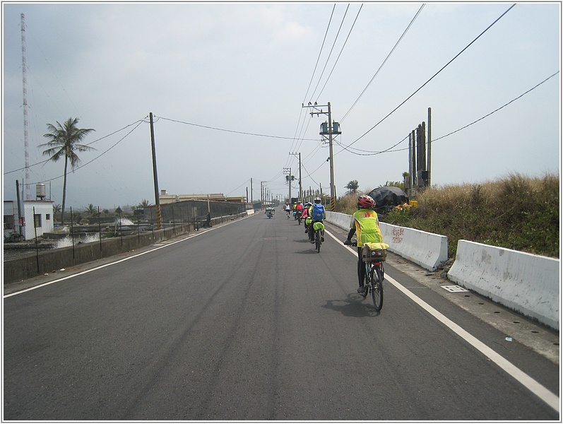 2014-03-13 12-00-10沿海邊的道路騎向枋寮.JPG